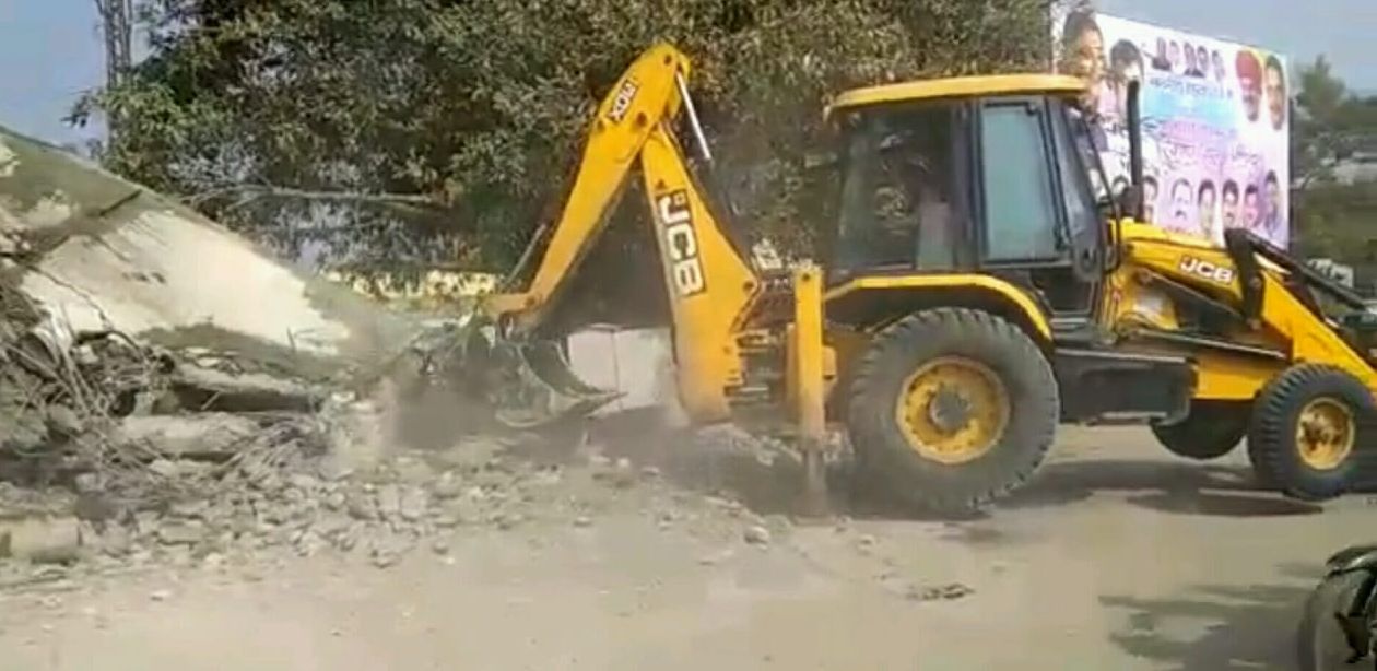 Bulldozers run on illegal constructions