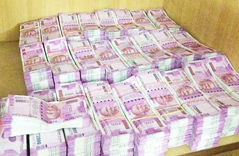 OMG: करोड़ों का मालिक निकला घूसखोर ग्राम सचिव, तिजोरी खोली तो चौंक गई एसीबी