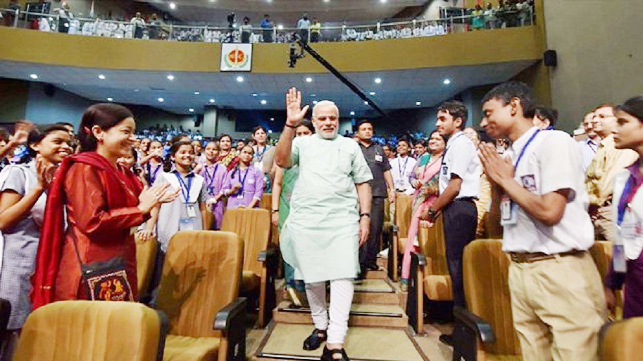 pm modi with students