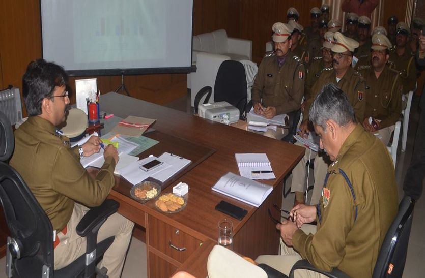 सवाईमाधोपुर पुलिस अधीक्षक कार्यालय में बैठक लेते आईजी।