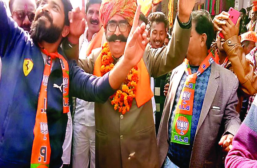 भाजपा के रोड शो में ज्ञानदेव आहूजा ने लगाए ठुमके, भांगड़ा कर दूसरे नेताओं को भी नचाया, देखें वीडियो