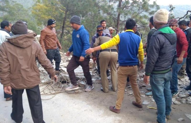 उत्तराखंड के पिथौरागढ़ में गहरी खाई में गिरी वैन, 8 लोगों की दर्दनाक मौत, 11 घायल