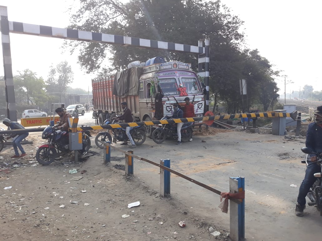 hoshangabad, rasuliya railway gate, train late, traffic jaam