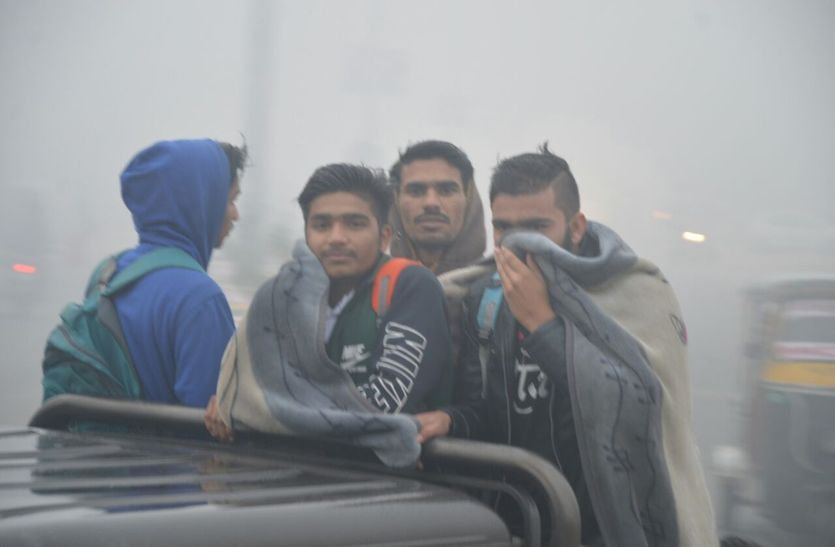 सीकर सहित शेखावाटी में सर्दी का कहर आज लगातार दूसरे दिन भी बरपा। आज भी तापमान माइनस में 1.2 डिग्री दर्ज हुआ। सुबह छाये हल्के कोहरे और उसके बादलों ने सर्दी का सितम और बढ़ा दिया।