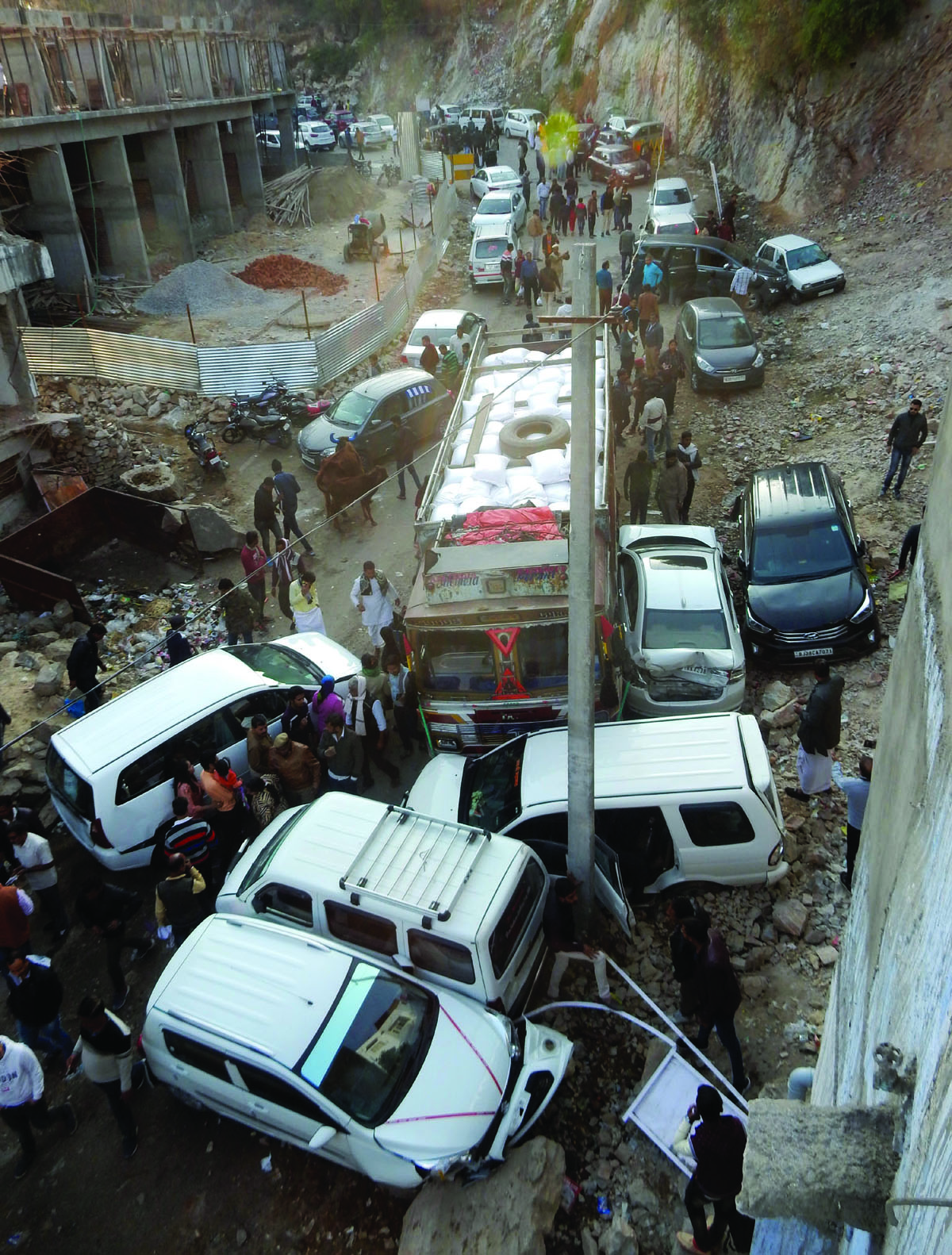 Twenty-two vehicles damaged by truck collision, death of maiden