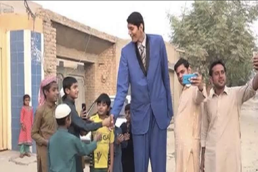 pakistans tallest man unable to find bride