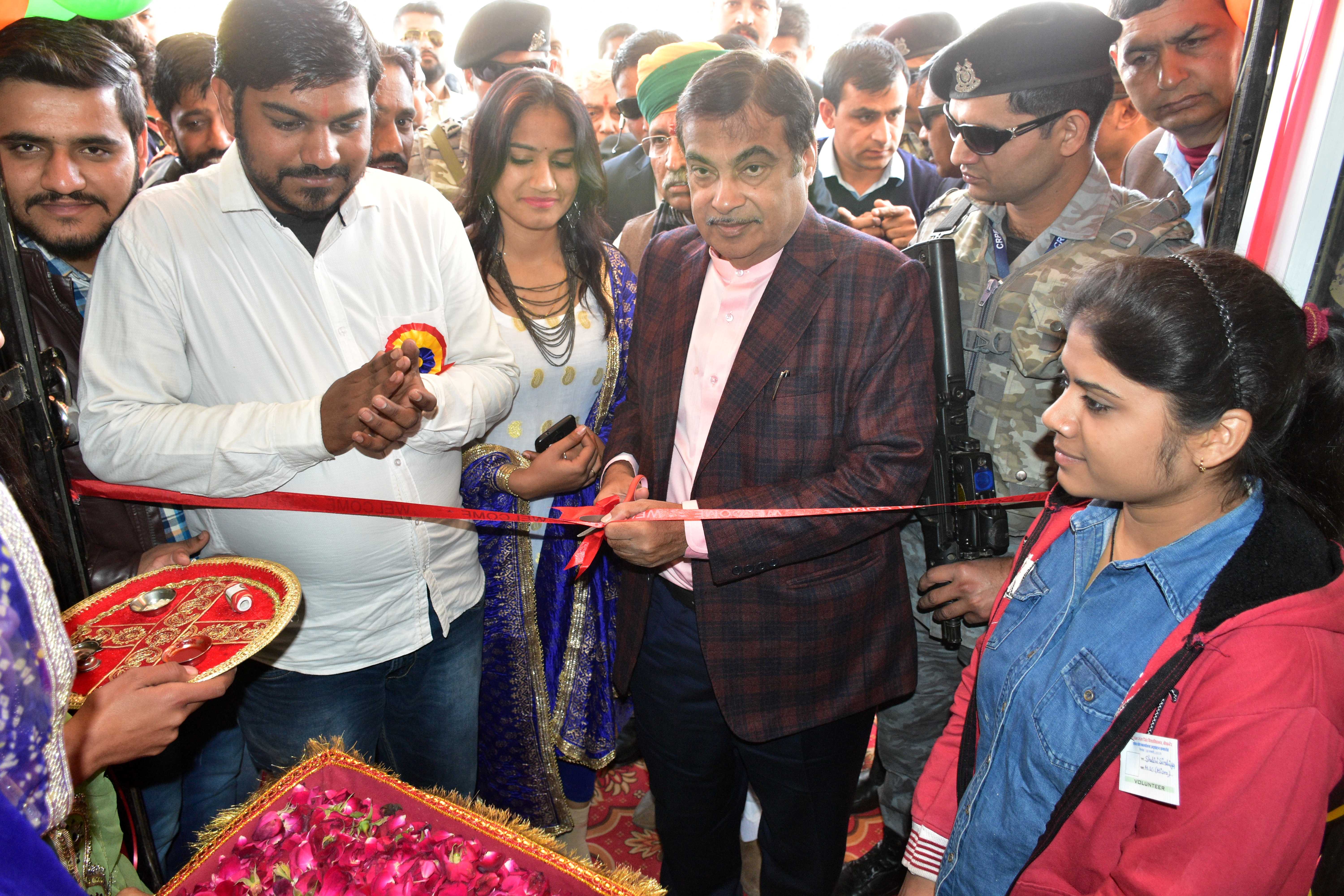 Minister Meghwal's name is not in the guest, Gadkari left the ceremony