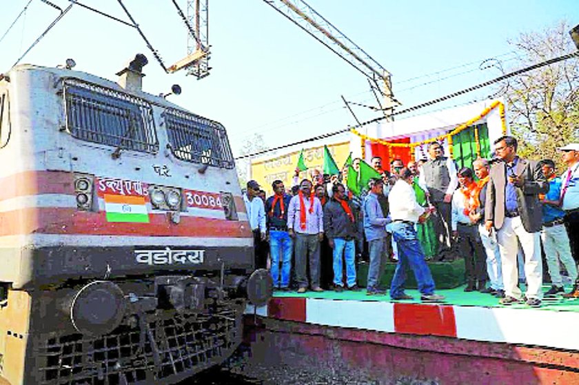Bandra-Jhansi Express trains stop in Bharuch