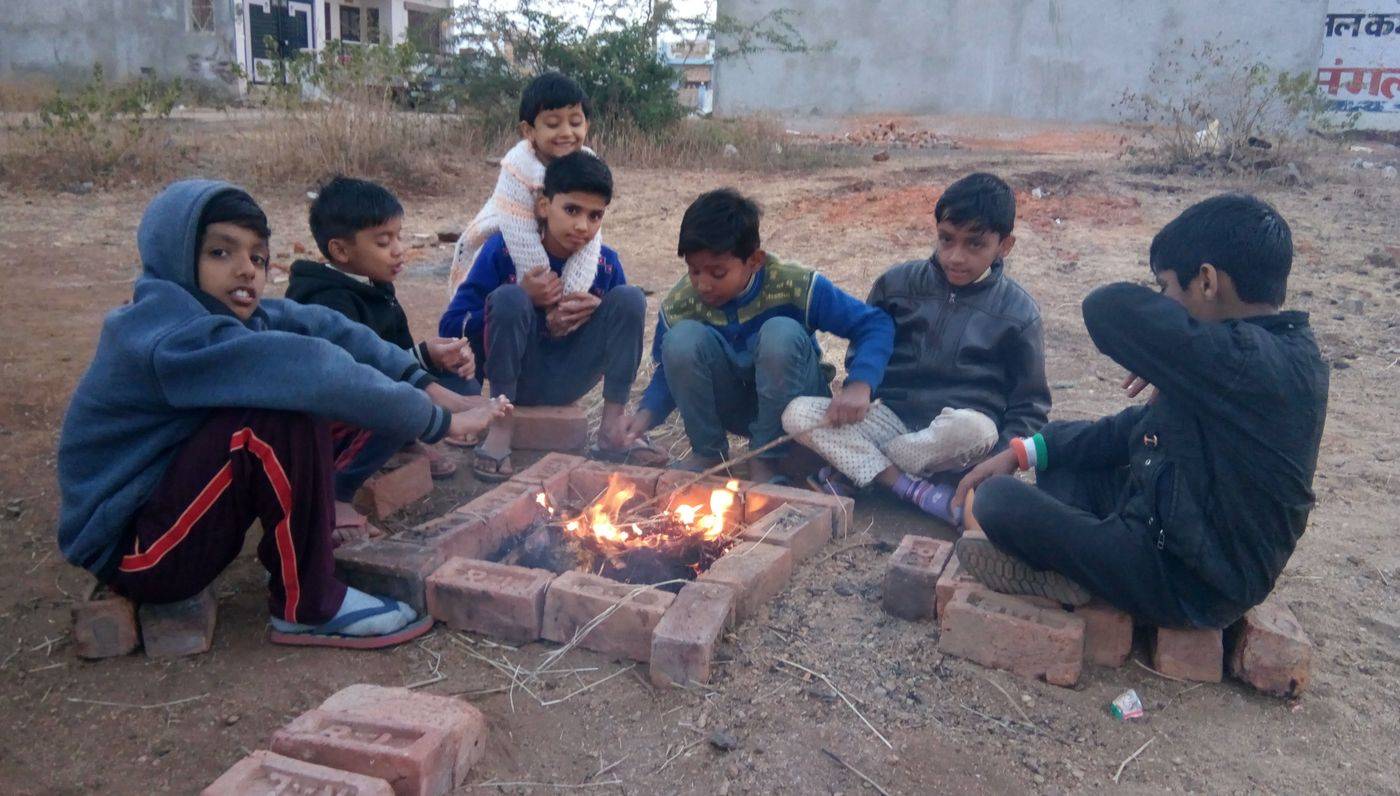जिले में तेज सर्दी के चलते सुबह से रात तक लोगों का हाल बेहाल