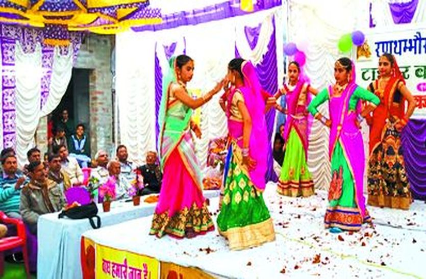 प्रस्तुति देते बाल कलाकार।