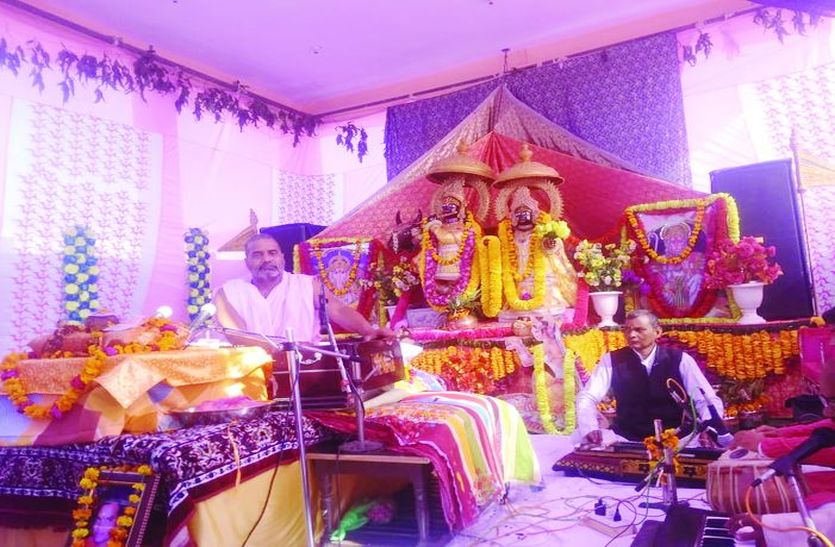 कथा सुनाते कथावाचक व सजी झांकी।
