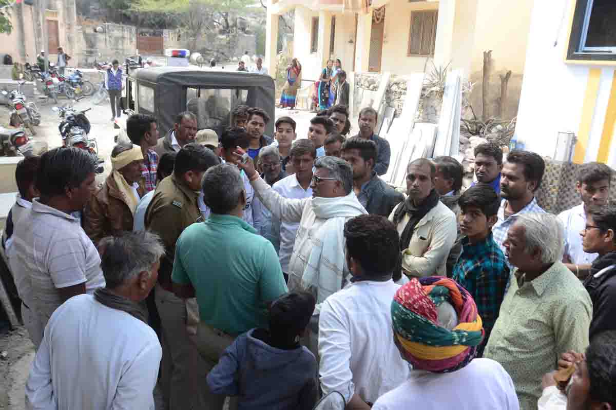 VIDEO : खदान में ब्लास्टिंग से घरों पर गिरे पत्थर, आक्रोशित ग्रामीणों ने जाम किया रास्ता