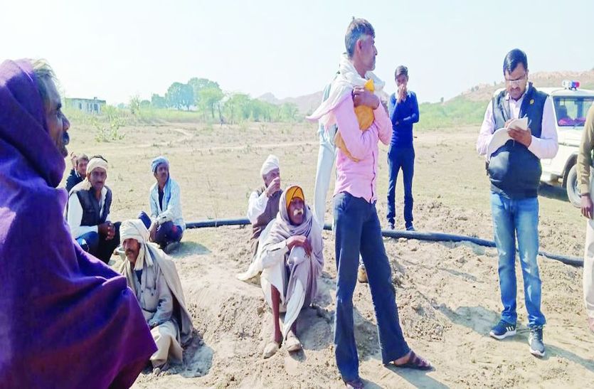 निरीक्षण करते हुए उपखण्ड अधिकारी।