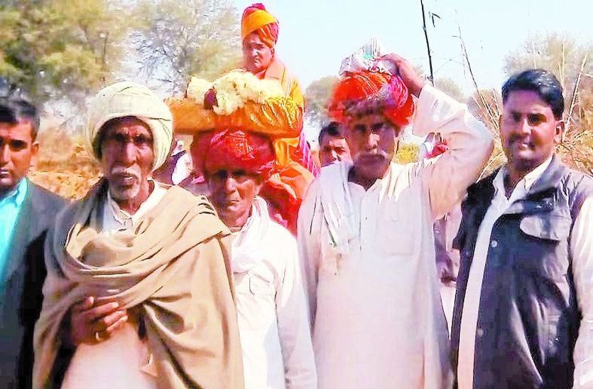 भागवत को सिर पर ले जाते श्रद्धालु।