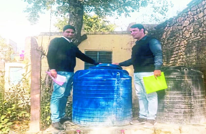 पानी की टंकी की जांच करते अधिकारी।