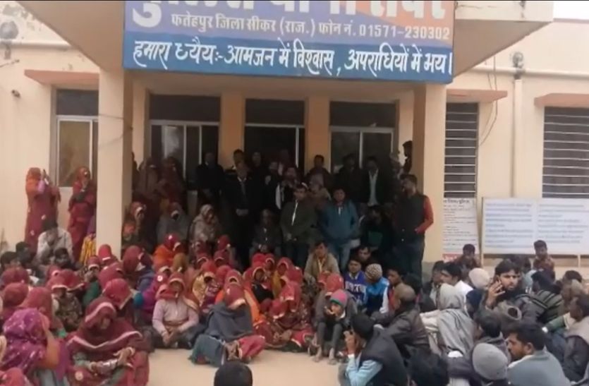 फतेहपुर कस्बे में चोरी की घटनाओं से आक्रोशित लोग आज फतेहपुर थाने पर प्रदर्शन करने पहुंच गए।