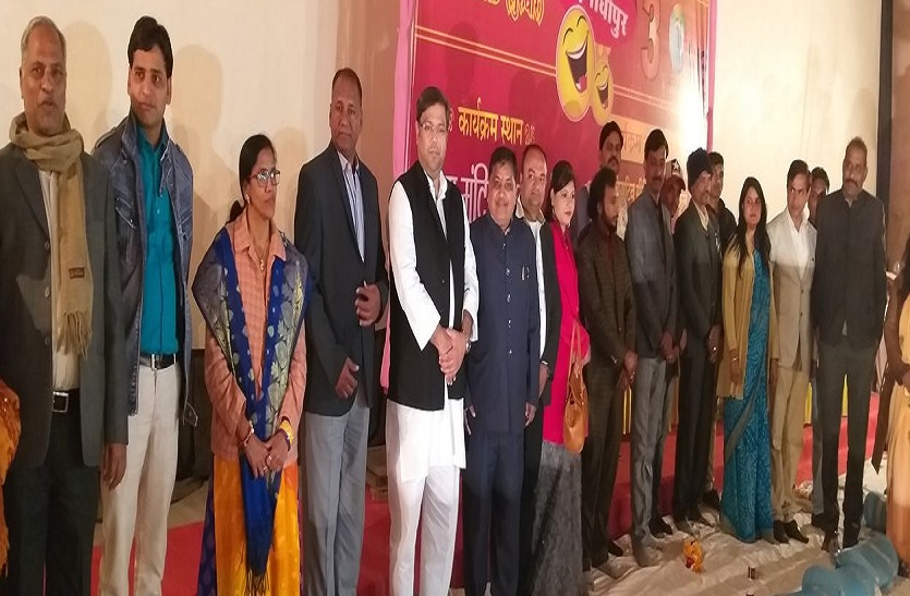 अतिथियों के साथ मौजूद कवि।