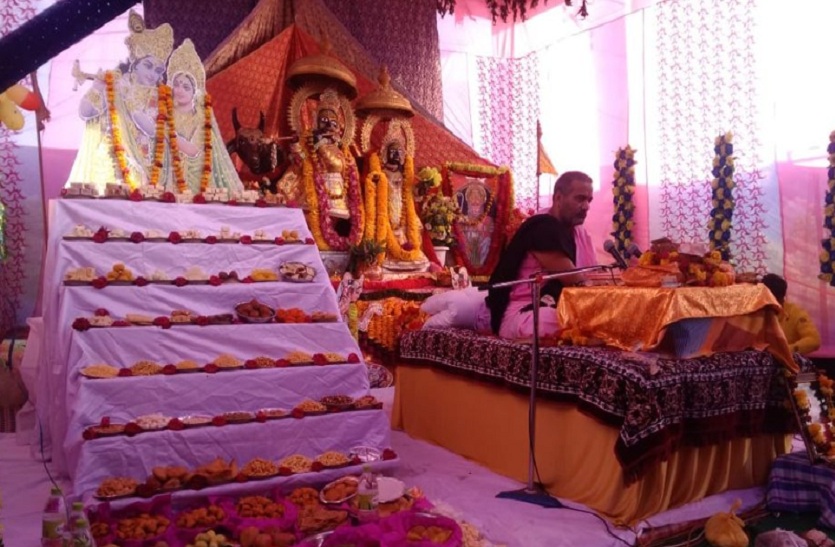 गोवर्धन भगवान के लगाए 56 भोग।