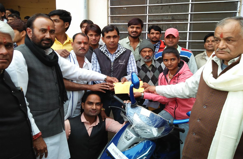 Scooty delivery between the casualties of the political PG college of Karauli