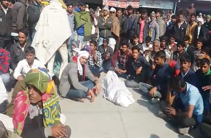 थोई थाना इलाके में हिस्ट्रीशीटर विक्रम मीणा व उसके साथियों द्वारा की गई फायरिंग में घायल युवक की गुरुवार को जयपुर में इलाज के दौरान मौत हो गई।