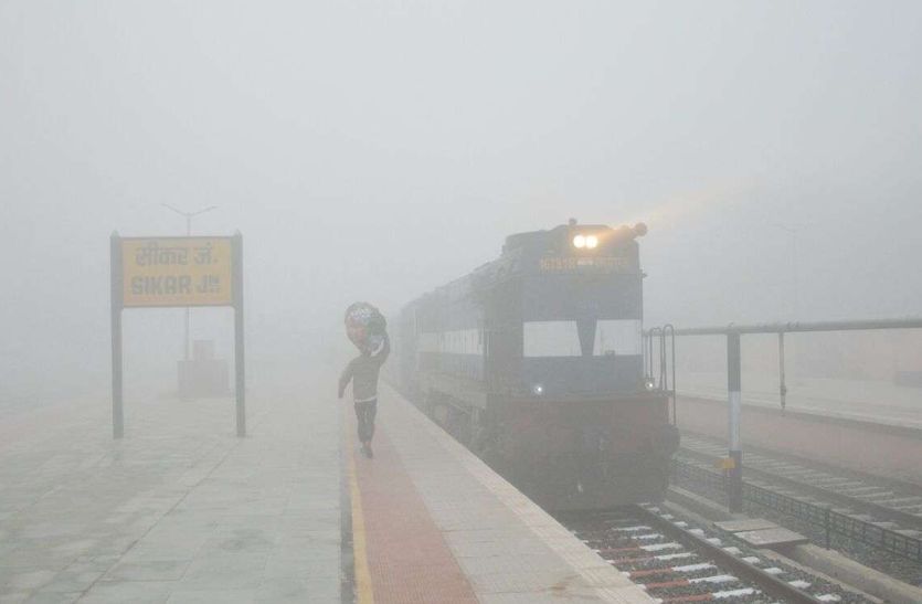 सीकर में मौसम आज फिर पलटी खा गया। कल दिनभर छाए बादलों के बाद आज सुबह से जिलेभर में कोहरा छाया हुआ है।
