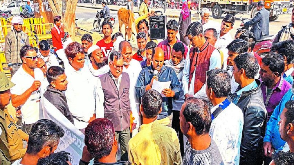 सोशल डेमोक्रेटिक पार्टी ऑफ इंडिया के कार्यकर्ता।