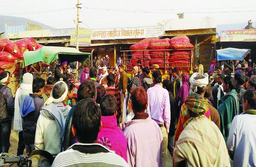 जाम खुलवाने का प्रयास करते पुलिसकर्मी।