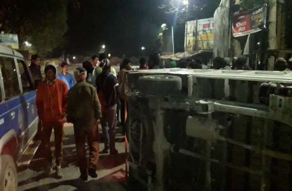 चक्रधर नगर रेलवे फाटक के पास ओवरलोड पिकप पलटी, दर्जनभर से अधिक लोग घायल
