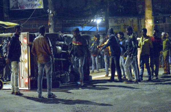 चक्रधर नगर रेलवे फाटक के पास ओवरलोड पिकप पलटी, दर्जनभर से अधिक लोग घायल