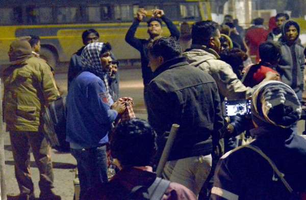 चक्रधर नगर रेलवे फाटक के पास ओवरलोड पिकप पलटी, दर्जनभर से अधिक लोग घायल