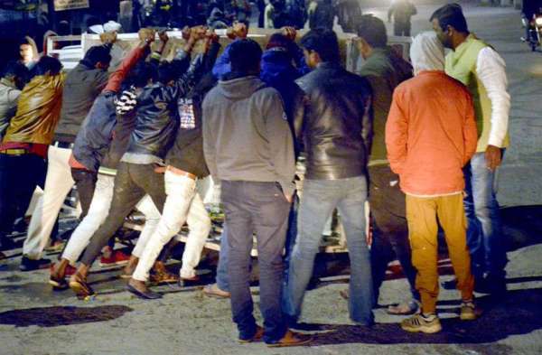 चक्रधर नगर रेलवे फाटक के पास ओवरलोड पिकप पलटी, दर्जनभर से अधिक लोग घायल