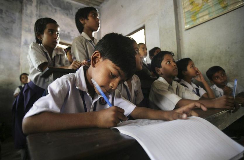 प्रदेश के सरकारी स्कूल व कॉलेजों में कम्प्यूटर शिक्षा मजाक बन गई है। नैनिहालों को कम्प्यूटर शिक्षा के दम पर हाईटेक बनाने का दंभ भरने वाली सरकारे 13 वर्षो में स्थायी शिक्षक की नियुक्त तक नहीं कर सकी।