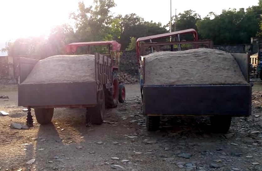 see-the-police-filled-with-gravel-tractor-trolleys-leave-fleeing-drive