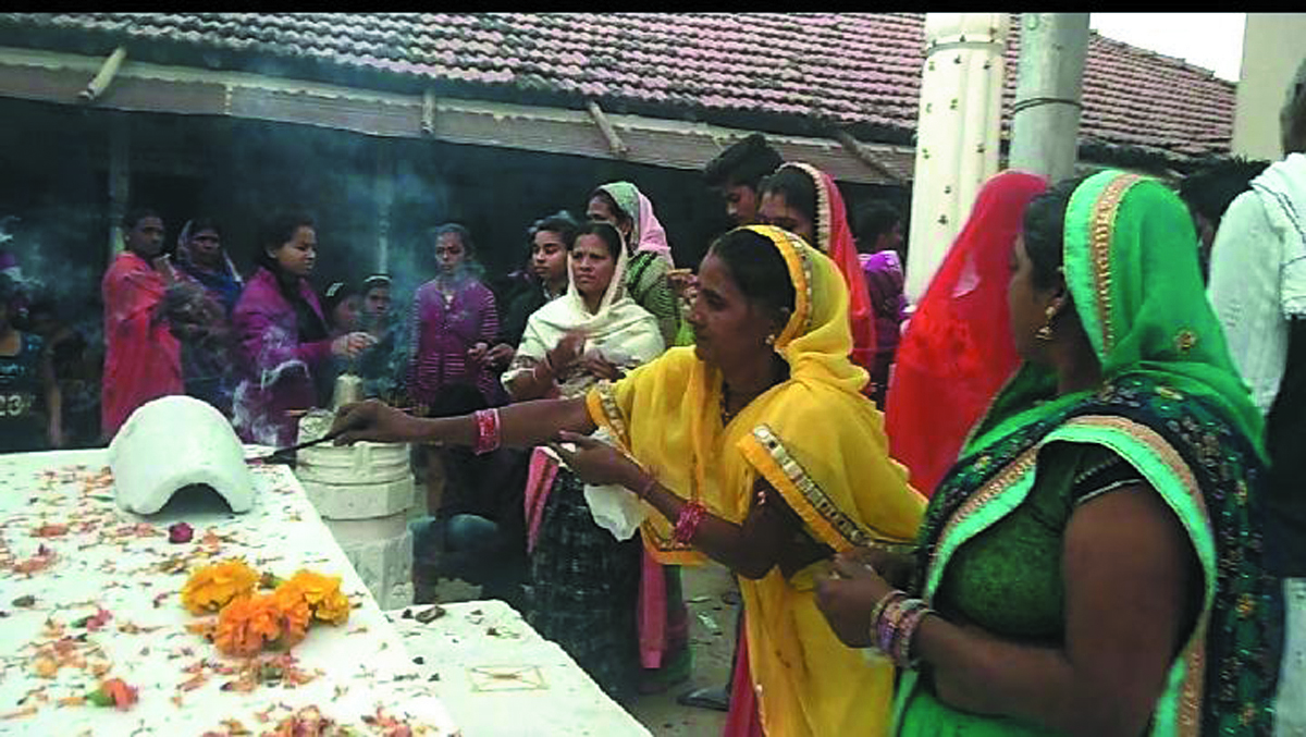 #लोक मान्यता विज्ञान के युग में भी खंभे से चिपक कर भाग रहे भूत