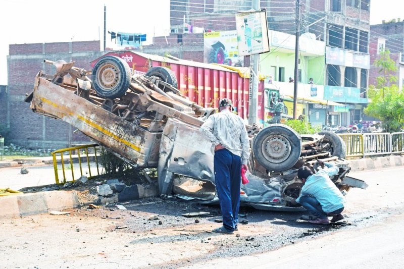 satna chitrakoot road big accident, accident ke baad hava me udta trak