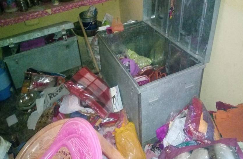 In this village of Jodhpur the thieves theft about a dozen homes