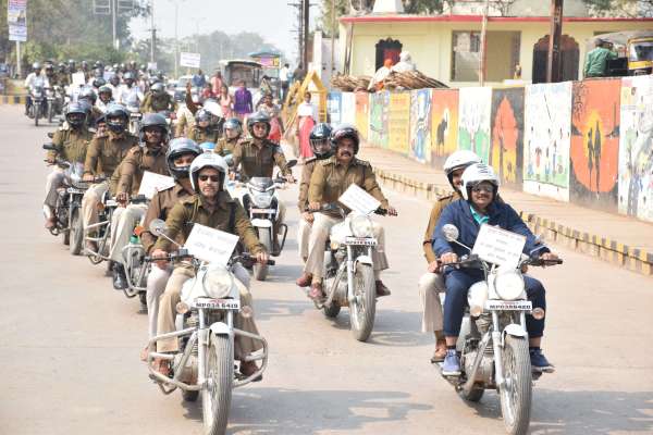 यातायात पुलिस ने शहर में निकाली बाइक रैली, तस्वीरों में देखिए हेलमेट जागरुकता अभियान