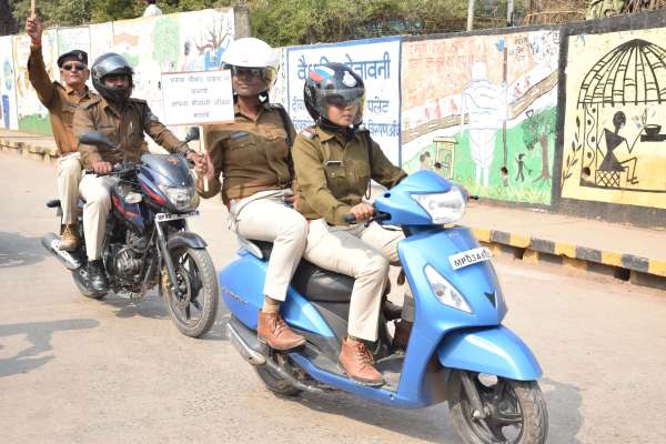 यातायात पुलिस ने शहर में निकाली बाइक रैली, तस्वीरों में देखिए हेलमेट जागरुकता अभियान