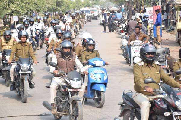 यातायात पुलिस ने शहर में निकाली बाइक रैली, तस्वीरों में देखिए हेलमेट जागरुकता अभियान