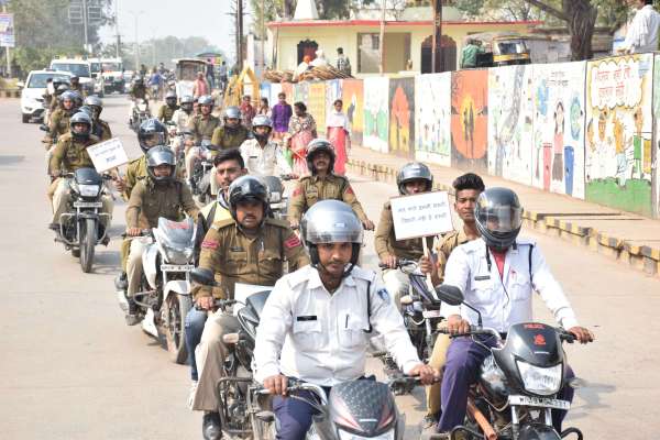 यातायात पुलिस ने शहर में निकाली बाइक रैली, तस्वीरों में देखिए हेलमेट जागरुकता अभियान