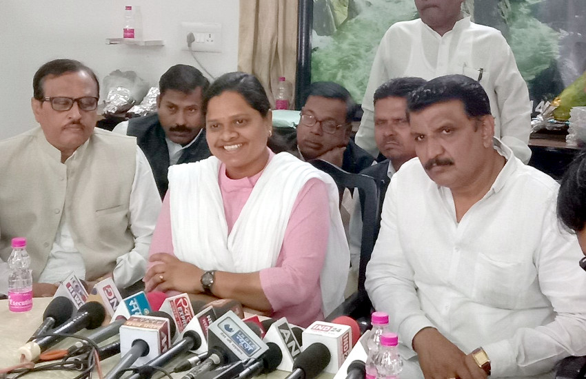 congress leaders controversial statements for naxal
