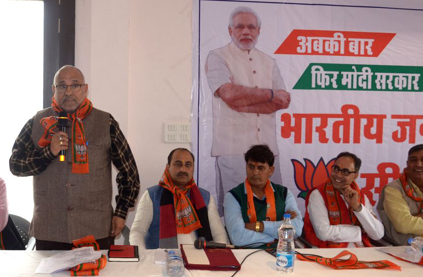 विधानसभा चुनावों के बाद और लोकसभा चुनावों से पहले भाजपा की बड़ी बैठक मंगलवार को खाटूश्यामजी में संपन्न हुई। इस दौरान प्रदेश प्रभारी व राष्ट्रीय उपाध्यक्ष अविनाश राय खन्ना ने शिरकत की।