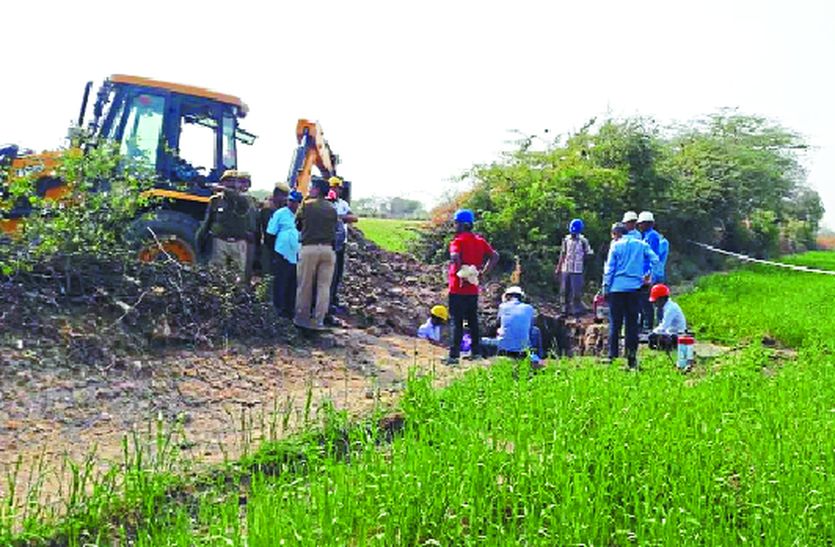 खेत से निकल रही पाइप लाइन में छेद कर चुराया हजारों लीटर डीजल