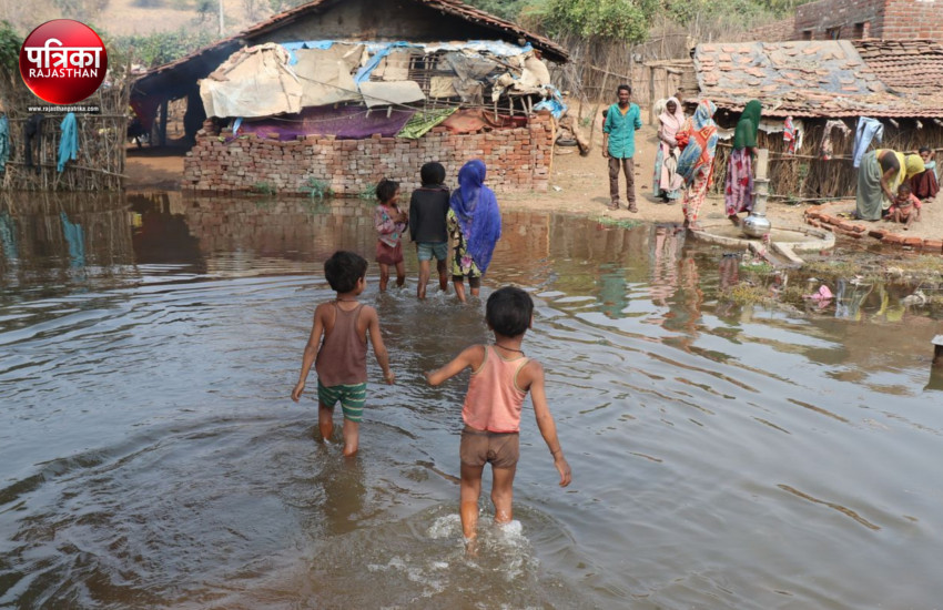 Video : ये देखो कैसी लापरवाही, बांसवाड़ा में बिन बरसात बाढ़ आई, ग्रामीणों को घरों में घुसा पानी, छोटे बच्चों की चिंता सताई