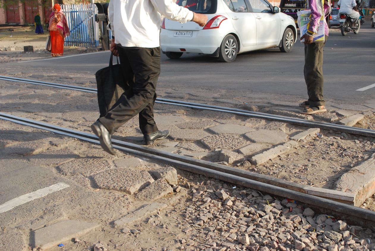 टूटे सीमेंटेड ब्लॉक बने परेशानी का सबब, हो रही दुर्घटनाएं, अनहोनी का डर