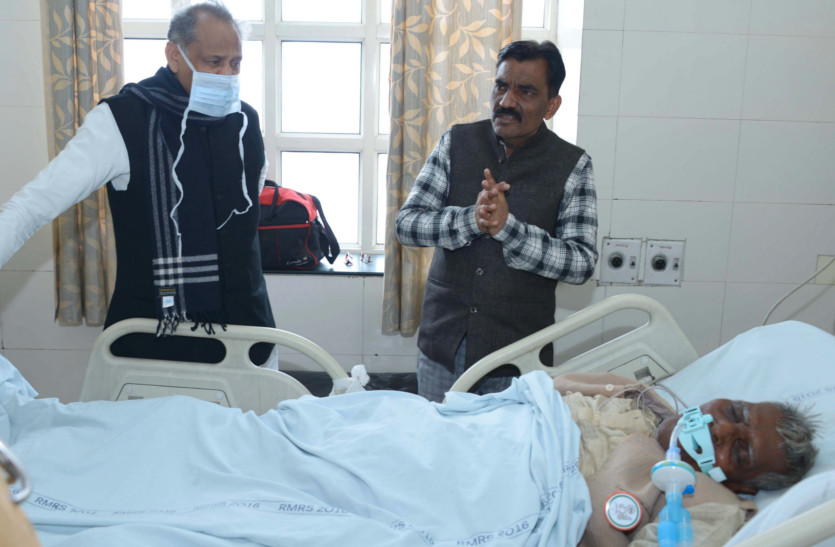 CM Ashok Gehlot met Freedom Fighter Dhannalal Patwa in ICU 