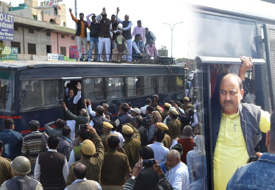 प्रदेश में किसानों की सम्पूर्ण कर्जमाफी और बेरोजगारों के लिए भत्ते सहित विभिन्न मांगों को लेकर भाजपा कार्यकर्ताओं ने आज जेल भरो आंदोलन किया।