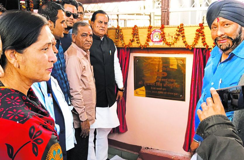 सवाईमाधोपुर रेलवे स्टेशन के प्लेटफार्म नं.४ पर लिफ्ट लोकार्पण कार्यक्रम में उपस्थित सांसद व रेलवे के अधिकारी।