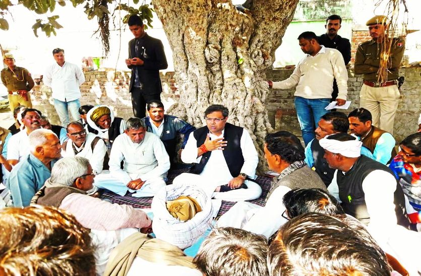 उपस्थित विधायक दानिश अबरार।