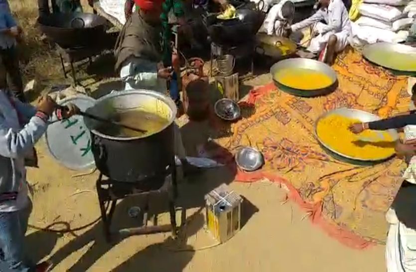 पड़ाव स्थल पर तैयार हो रहा भोजन